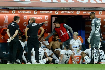 Una de las principales imágenes de la sospecha de Boca: Santos hizo el descanso del entretiempo en el campo de juego. A la derecha, el arquero John