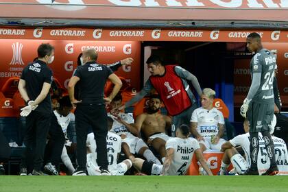 Una de las principales imágenes de la sospecha de Boca: Santos hizo el descanso del entretiempo en el campo de juego. A la derecha, el arquero John