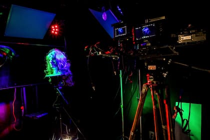 Una de las principales maneras en que los ingenieros de Arraiy entrenan a su software de inteligencia artificial es fotografiando objetos en un entorno controlado para que el algoritmo practique la separación del primer plano y el fondo de la escena