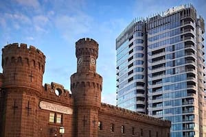El hotel de lujo que convirtió las celdas de una antigua cárcel por suites con tarifas desde US$350 por noche