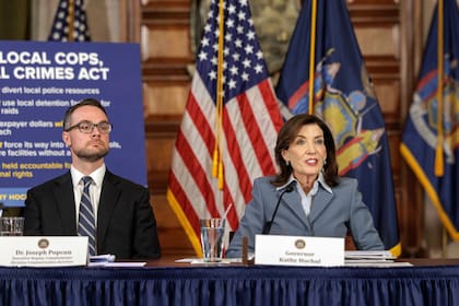 Una de las propuestas más populares de Kathy Hochul para la gobernación de Nueva York consiste en abrir la posibilidad de presentar demandas civiles contra agentes federales del ICE