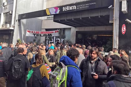 Una de las protestas gremiales frente al edificio principal de Télam