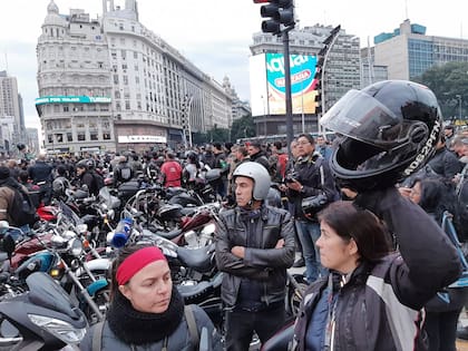 Una de las protestas pacíficas frente al Obelisco en la que se reclamó por la Ley de Cascos.