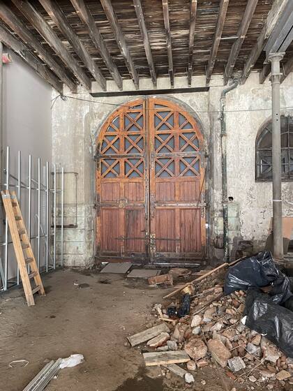 Una de las puertas de madera que dan acceso al Palacio Molina, hoy en recuperación