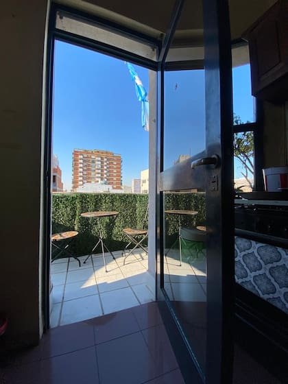 Una de las puertas que, aseguran, se abre sola; entre mito y realidad los vecinos conviven con las historias