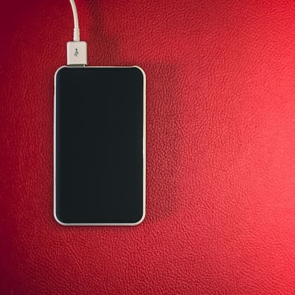 Una de las razones por las que las baterías de los celulares suelen fallar es por el mal cuidado que se les da a la hora de cargarlas