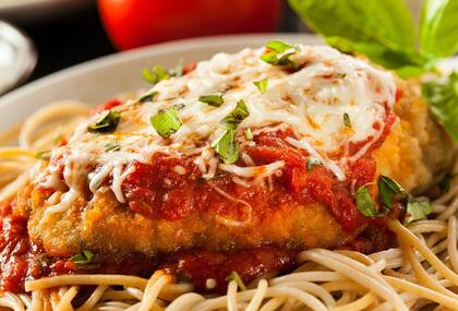Una de las recetas fáciles de preparar para los niños es el pollo a la parmesana