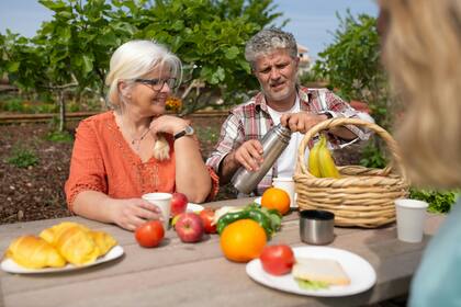 Una de las recomendaciones principales de los expertos es que se debe eliminar el consumo de alimentos ultraprocesados y primar la ingesta de frutas, verduras y cereales