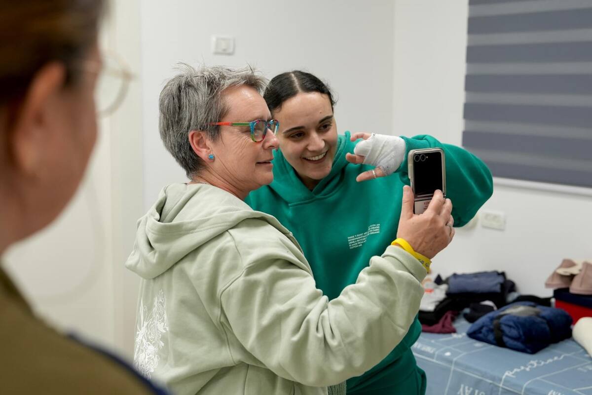 Una de las rehenes se saca una selfie con un familiar
