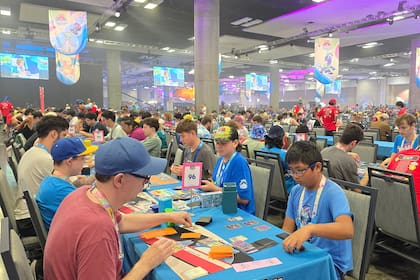 Una de las salas donde se competía con el juego de cartas, una de las categorías del Mundial de Pokémon 2024