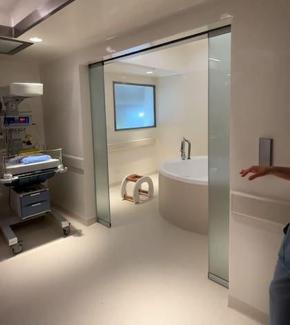Una de las salas en la maternidad del Mater Dei fue remodelada para incluir el trabajo de parto y parto en agua, con acceso directo al espacio con camilla y equipamiento necesario
