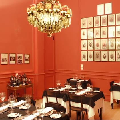 Una de las salas para comer cuenta con los cuadros de todos los presidentes de El Club y de los cuales cuatro fueron presidentes de la Argentina