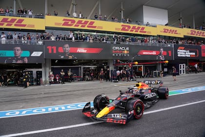 Una de las salidas de boxes de Verstappen casi provocó un incidente con Leclerc; el Red Bull se interpuso delante del Ferrari sin mucha anticipación.