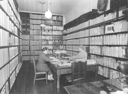 Una de las sedes históricas del Archivo Nacional en el bajo porteño, cuando todo se guardaba en sobres y se registraba a mano en ficheros