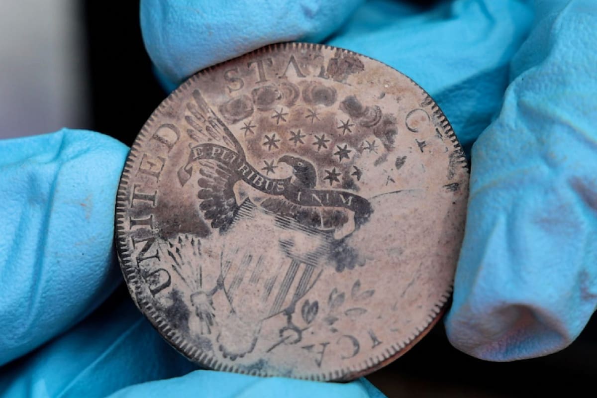 Una de las seis monedas encontradas en la caja que estaba en la academia militar de West Point
