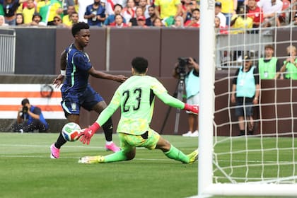 Una de las situaciones de Brasil durante el primer tiempo, en los pies de Vinicius Junior, bien tapada por el arquero egipcio.