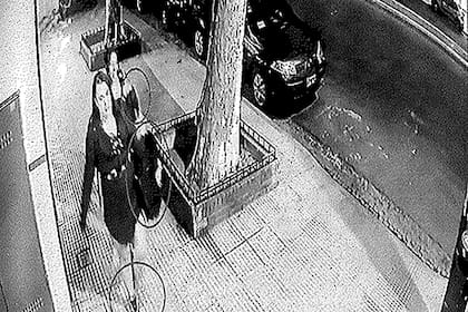 Una de las sospechosas al retirarse del departamento de una de las víctimas