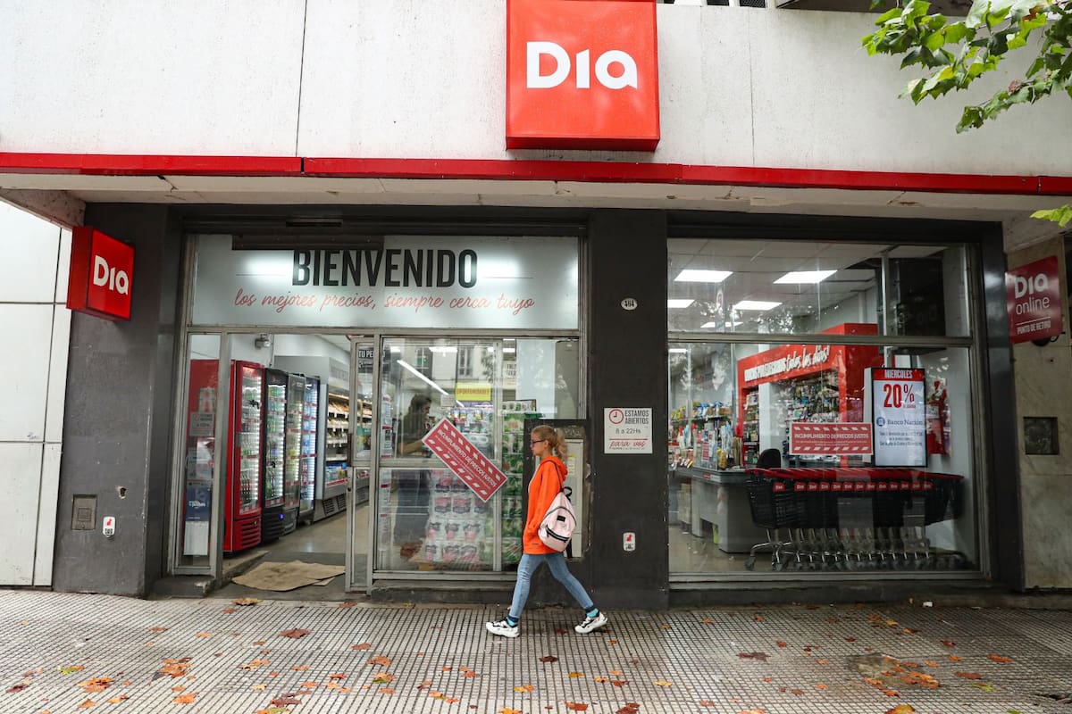 Una de las sucursales de DIA con carteles