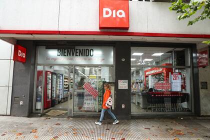 Una de las sucursales de DIA con carteles