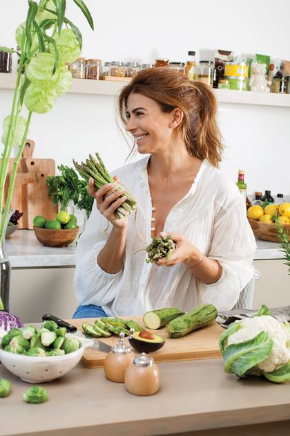 “Una de las sugerencias que me dio mi nutricionista fue mantener las horas necesarias de ayuno nocturno para darle al cuerpo tiempo de reposo digestivo”, cuenta en el libro.