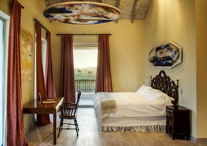 Una de las suites, rodeada de verde.