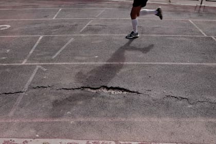 Una de las tantas grietas que los atletas deben esquivar en el andarivel 1, el más utilizado por los deportistas que se entrenan en la altura de Cachi