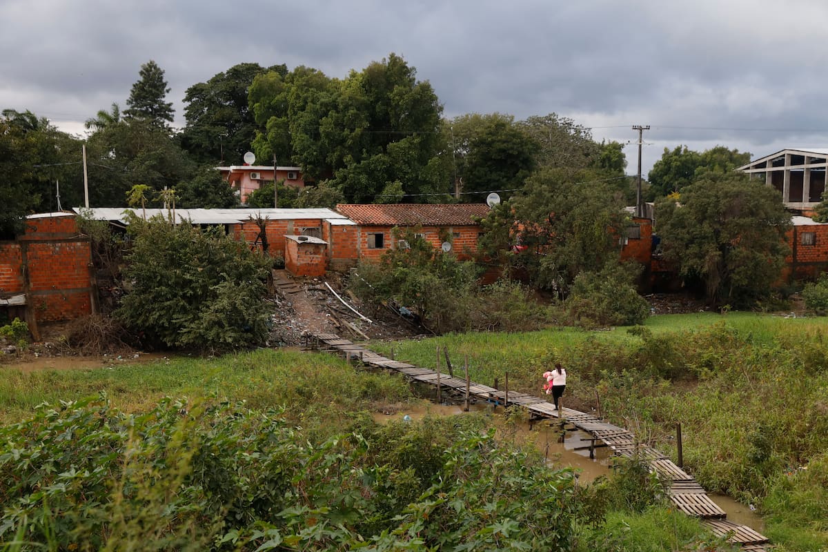 Una de las tantas pasarelas ilegales para transitar entre Nanawa (Paraguay) y Clorinda (Formosa)