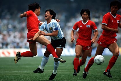 Una de las tantas patadas que le dieron a Maradona en el Mundial 86; en este caso, ante Corea del Sur