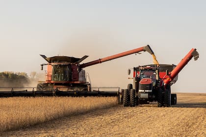 Una de las tecnologías presentadas: la cosechadora sincroniza la descarga con un tractor que no tiene ningún conductor mientras lleva el equipo autodescargable