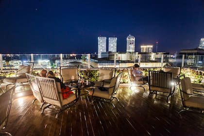 Una de las terrazas tiene vista al skyline porteño.