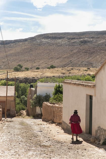 Una de las típicas calles del pueblo, entre construcciones de adobe