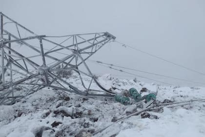 Una de las torres que colapsó por el fuerte temporal