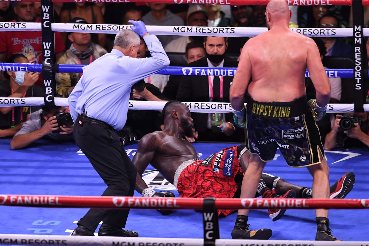 Una de las tres caídas que Tyson Fury le provocó a Deontay Wilder por el Campeonato Mundial de los pesados del CMB, en Las Vegas.