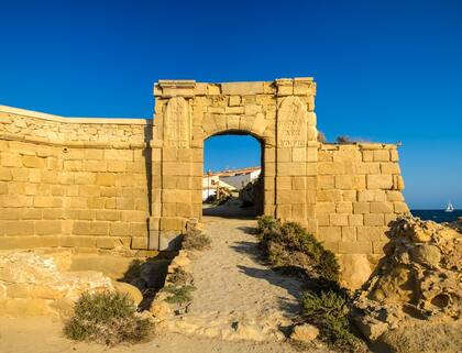 Una de las tres puertas barrocas construidas en el siglo XVIII que dan acceso a las callecitas del pueblo.