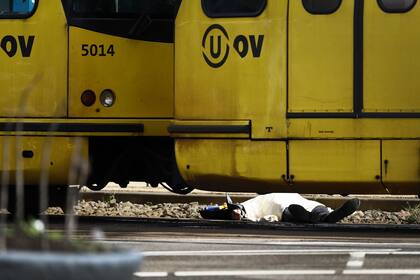 Una de las tres víctimas mortales del ataque yace en una de las avenidas principales de Utrecht