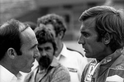 Una de las últimas charlas de Carlos Reutemann con Frank Williams: fue cuando Lole hizo el sexto tiempo para el GP de Brasil 1982. Cuarenta y dos años después, otro argentino largará en el top 10