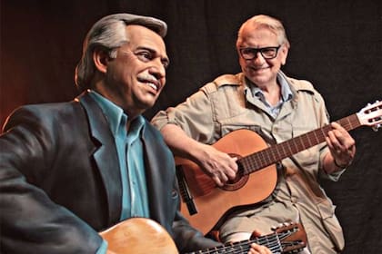 Una de las últimas esculturas: Fernández x Pugliese, tocando la guitarra; en su taller quedaron unos 40 animales que iban a subirse a un Arca de Noe