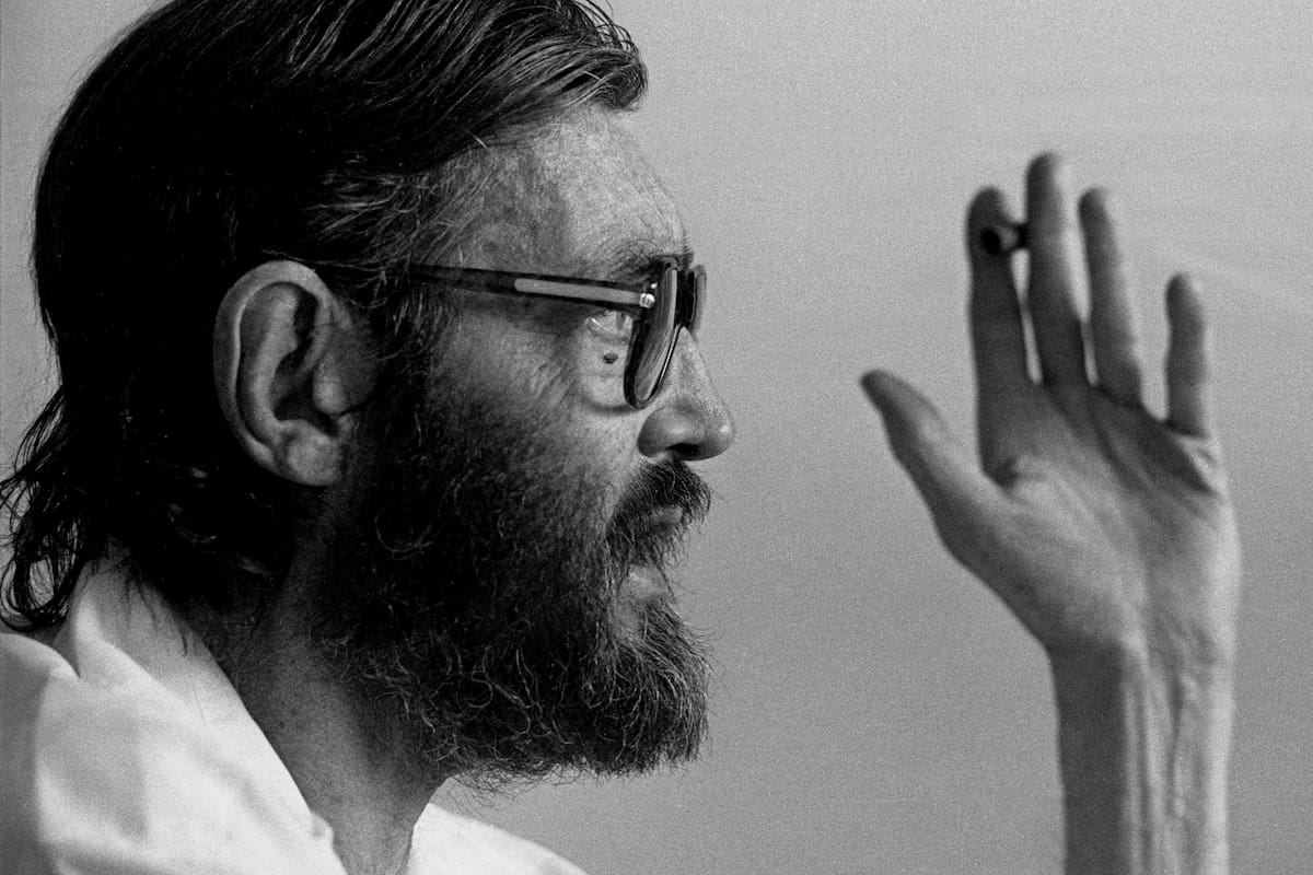 Una de las últimas fotos de Julio Cortázar en Buenos Aires, tomada meses antes de su muerte por Dani Yako
