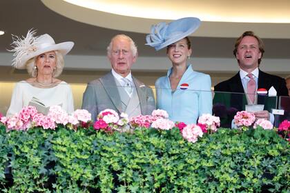Una de las últimas fotos de Lady Ella y su marido (a la derecha de la imagen) junto a los reyes Camilla y Carlos III. Fue en el palco de Ascot, durante las carreras de junio de 2023.