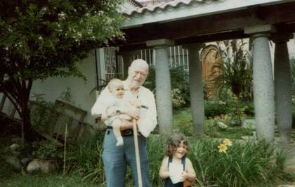 Una de las últimas imágenes conocidas de Earl Tupper, junto a dos nietos