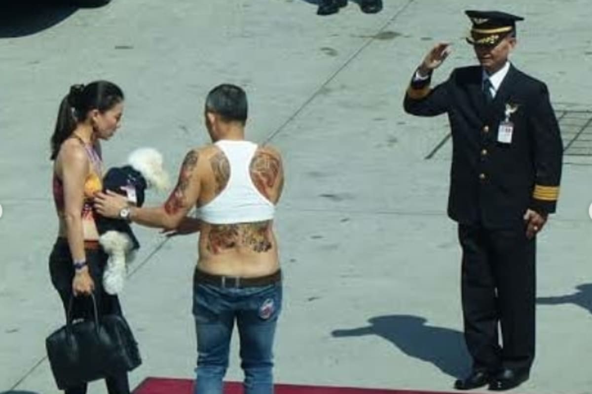 Una de las últimas imágenes conocidas de Rama X en un traslado relámpago de Alemania a Tailandia acompañado de una de sus concubinas junto con el caniche al que le dio un rango militar