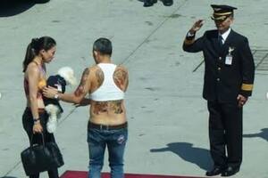 Una de las últimas imágenes conocidas de Rama X en un traslado relámpago de Alemania a Tailandia acompañado de una de sus concubinas junto con el caniche al que le dio un rango militar