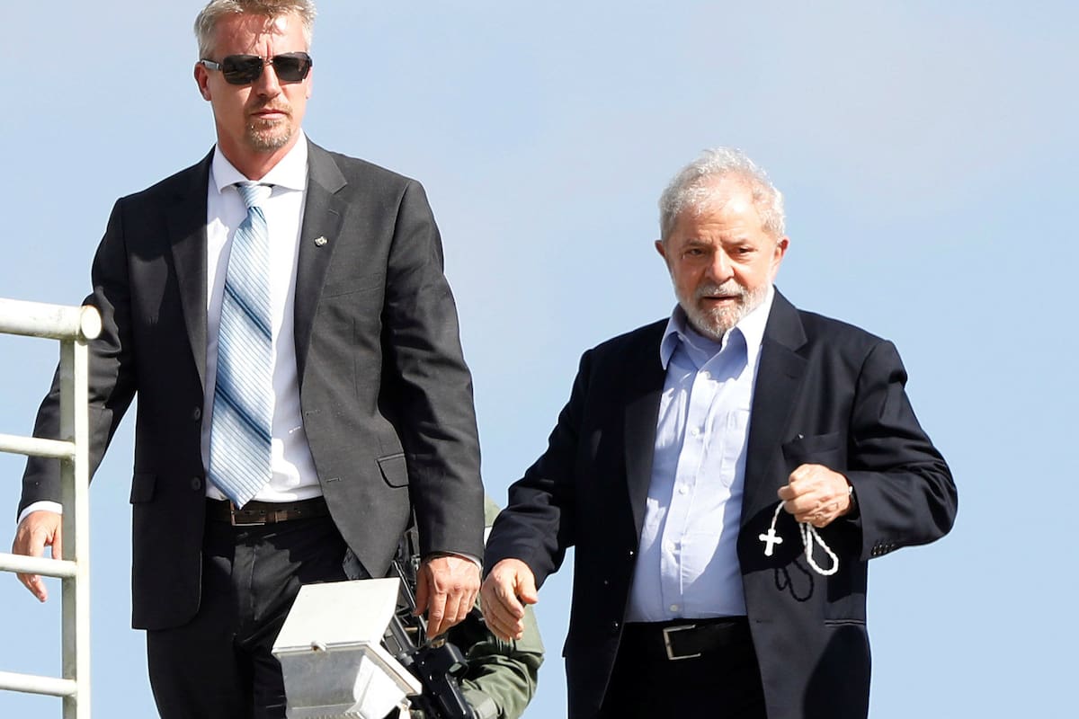 Una de las últimas imágenes de Lula tomada cuando regresa a la prisión en Curitiba después de asistir al funeral de uno de sus nietos en marzo pasado