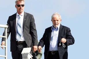 Una de las últimas imágenes de Lula tomada cuando regresa a la prisión en Curitiba después de asistir al funeral de uno de sus nietos en marzo pasado