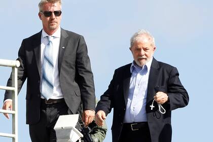 Una de las últimas imágenes de Lula tomada cuando regresa a la prisión en Curitiba después de asistir al funeral de uno de sus nietos en marzo pasado