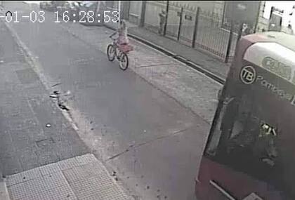 Una de las últimas imágenes de Sofía Osswald, captada por una cámara de la cuadra, que registró cómo el colectivo se acerca, la sobrepasa y la arrolla