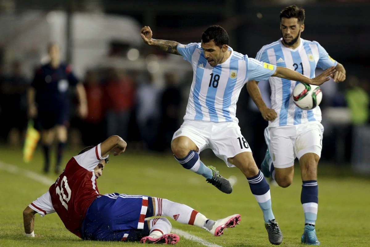 Una de las últimas imágenes de Tevez en el seleccionado, durante la Copa América 2015; aquí, junto a Emmanuel Mas, ahora compañero de equipo en Boca