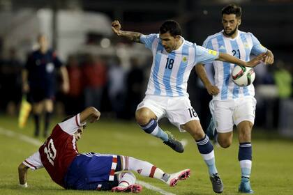 Una de las últimas imágenes de Tevez en el seleccionado, durante la Copa América 2015; aquí, junto a Emmanuel Mas, ahora compañero de equipo en Boca