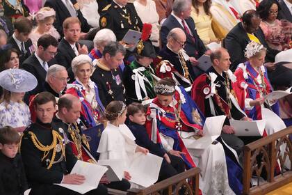 Una de las últimas imágenes del príncipe Harry, durante la coronación de su padre, Carlos III. El hijo menor del rey de Inglaterra fue relegado a la tercera fila, una clara señal de cómo es su relación con la Familia Real (Photo by Aaron Chown - WPA Pool/Getty Images)