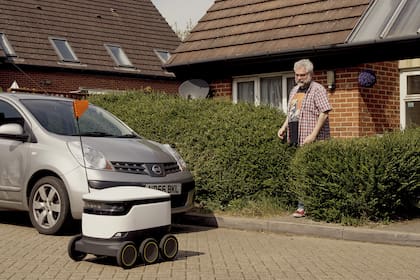 Una de las unidades de la flota de robots Starship realiza la entrega del pedido